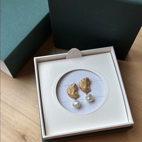 Aurate X Kerry Venus Organic Pearl Gold Earring - Picture 3 of 16